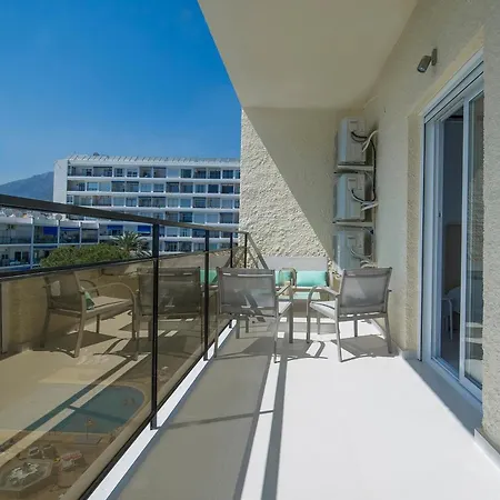 Frontal View With Spacious Balcony マルベーリャ